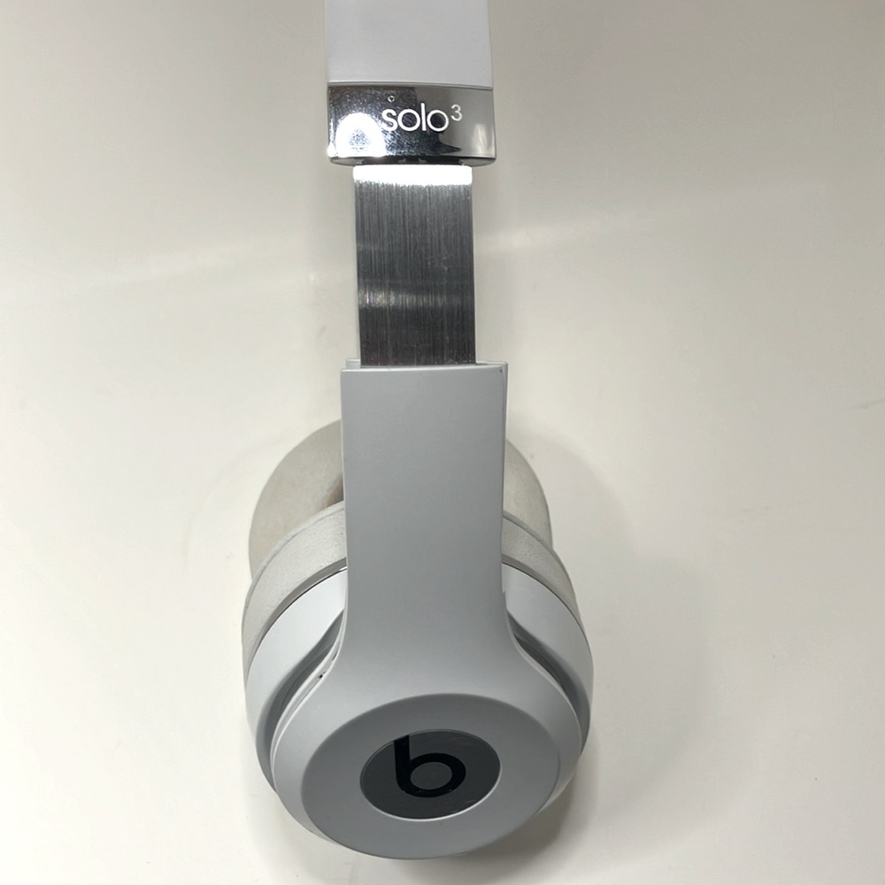 Beats by Dre solo3 wireless headphones (pre-owned) crack in the plastic as shown